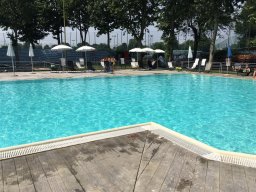 piscina interrata a forma libera bordo a sfioro